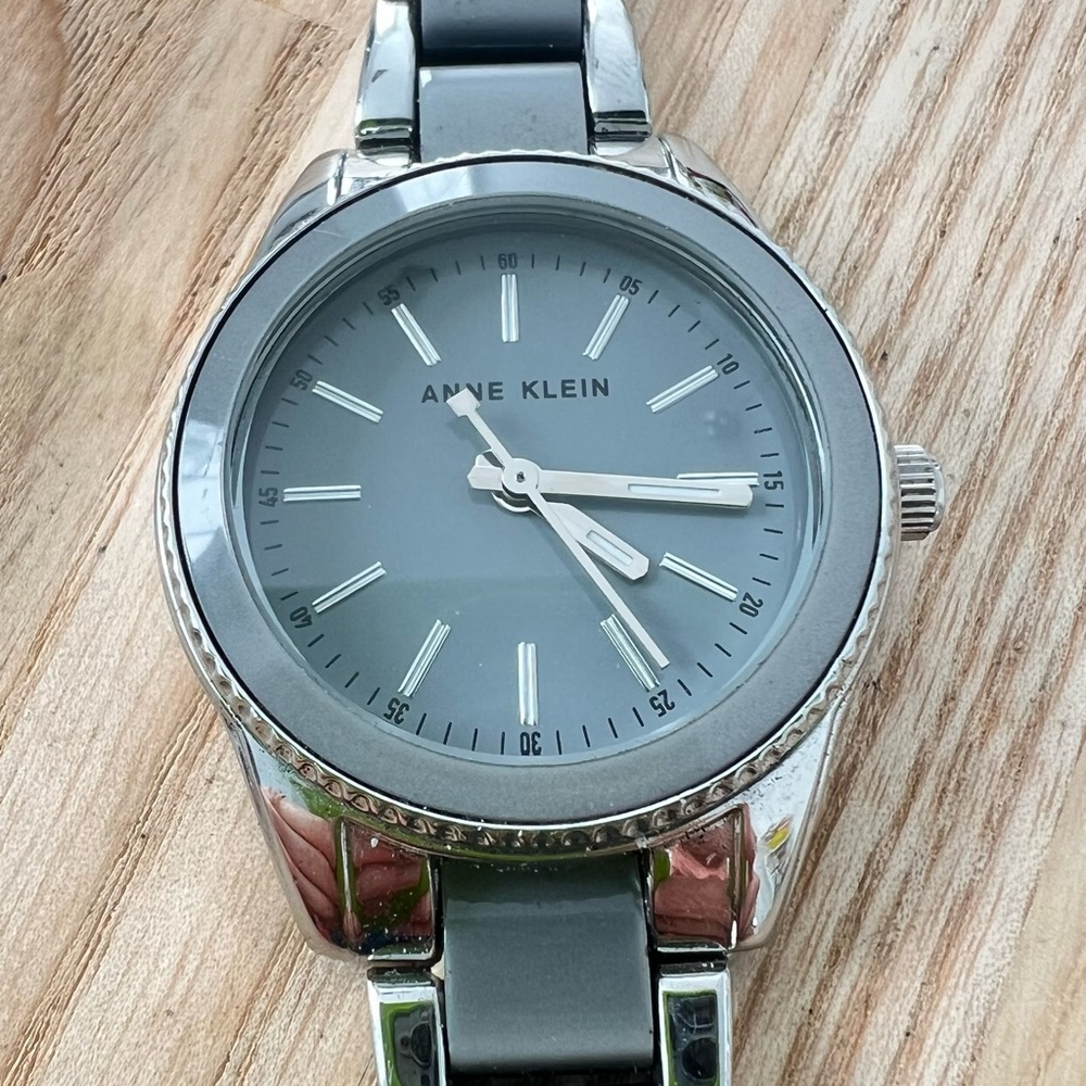 Anne Klein ladies gray dial silver tone dress watch NEW BATTERY